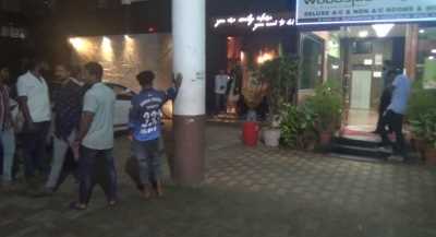 पब में घुसने वाले हिंदू कार्यकर्ताओं पर नकेल कसेगी कर्नाटक पुलिस