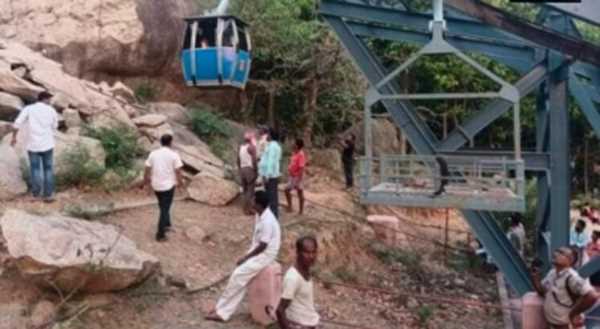 देवघर की त्रिकूट पहाड़ी पर रोपवे की ट्रॉली टूट कर गिरी, आधा दर्जन घायल, 50-60 लोग फंसे