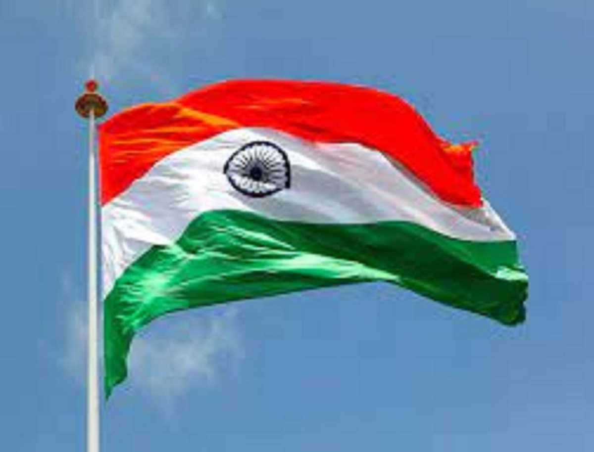 रविवार को नई दिल्ली के कनॉट प्लेस में एनडीएमसी स्कूल के छात्रों ने की तिरंगा प्रभात फेरी