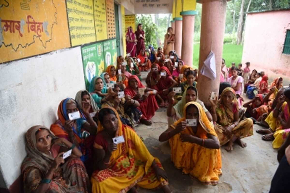 बिहार में दोनों गठबंधनों की दलित वोटों पर नजर, हथियाने को लेकर पैंतरेबाजी