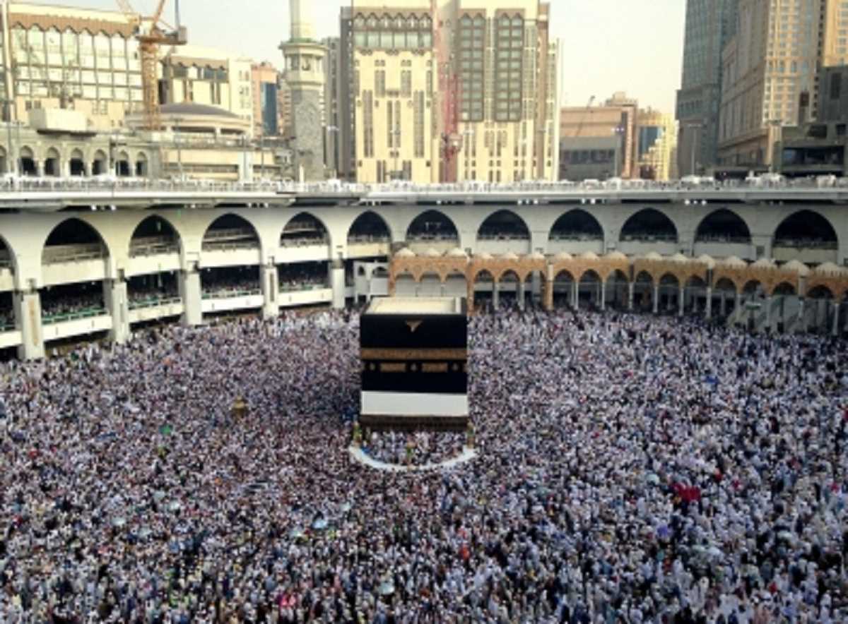 मक्का में तेलुगू यूट्यूबर के प्रवेश करने के दावे पर छिड़ा विवाद