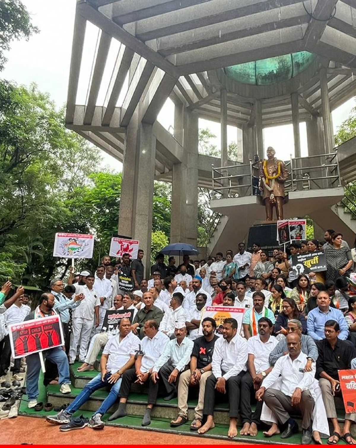 महाराष्ट्र सरकार के खिलाफ एमवीए ने खोला मोर्चा, धरने पर बैठे शरद पवार