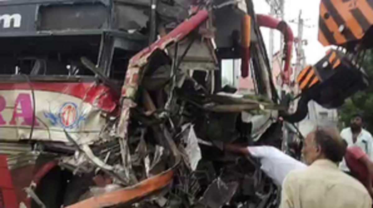 आंध्र प्रदेश में बस और लॉरी की भिड़ंत, एक महिला की मौत, 15 से अधिक घायल