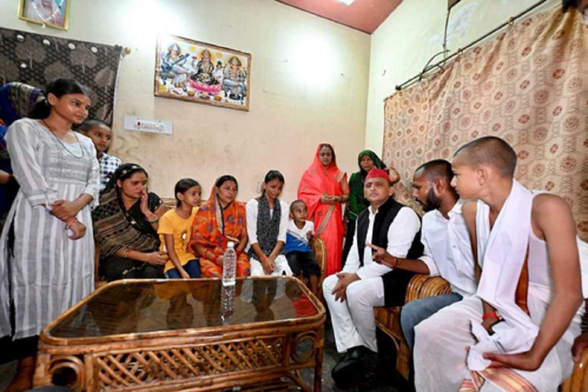 देवरिया में अखिलेश यादव बोले, भाजपा कर रही जाति के नाम पर राजनीति देवरिया में अखिलेश यादव बोले, भाजपा कर रही जाति के नाम पर राजनीति