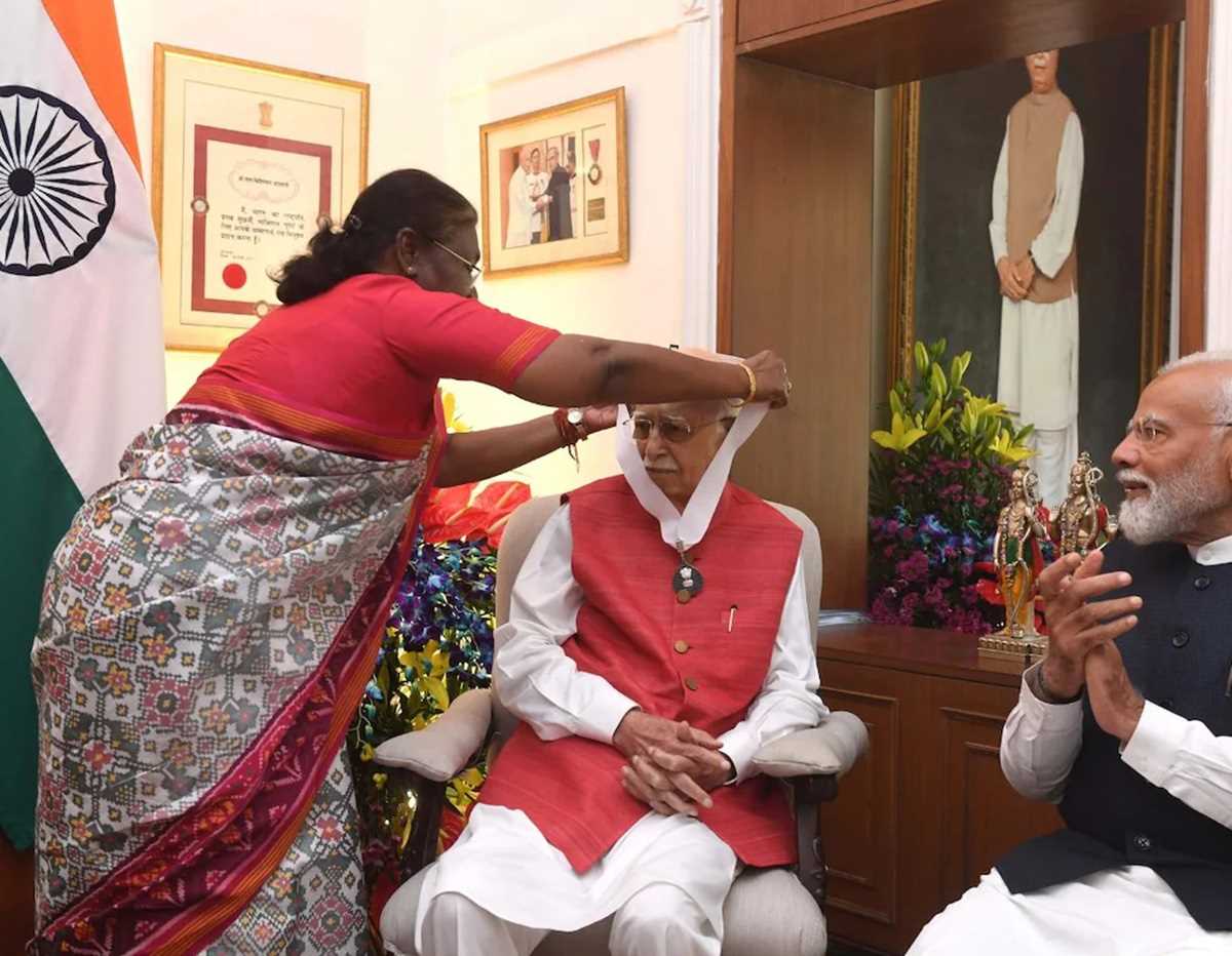 राष्ट्रपति मुर्मु ने आडवाणी के आवास पर उन्हें भारत रत्न से सम्मानित किया राष्ट्रपति मुर्मु ने आडवाणी के आवास पर उन्हें भारत रत्न से सम्मानित किया
