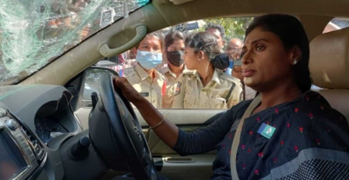 तेलंगाना के मुख्यमंत्री के निवास पर प्रदर्शन करने जा रहीं शर्मिला को लिया हिरासत में