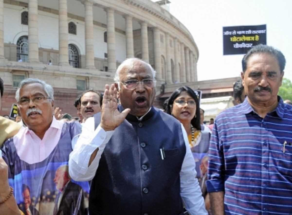 अदानी पर मतभेद के बावजूद खड़गे विपक्षी एकता पर दे रहे जोर