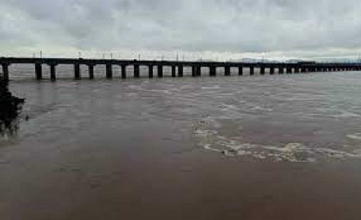 बाढ़ के कारण तेलंगाना व छत्तीसगढ़ के बीच यातायात थमा