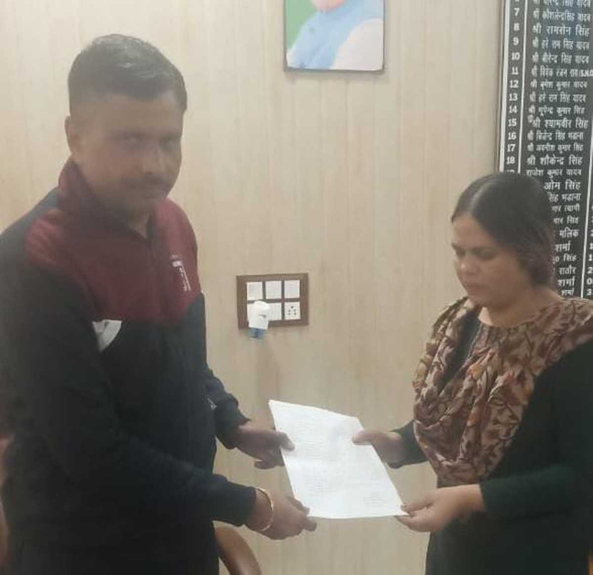 प्रार्थना पत्र सौंपकर लगाई न्याय की गुहार, मामूली कहासुनी के बाद मारपीट का है आरोप