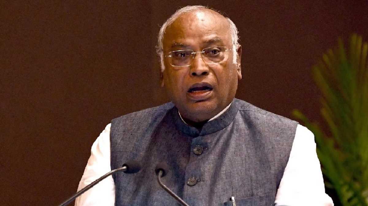 बजट में कटौती कर शिक्षा व्यवस्था को नष्ट करना चाहती है भाजपा: खड़गे बजट में कटौती कर शिक्षा व्यवस्था को नष्ट करना चाहती है भाजपा: खड़गे