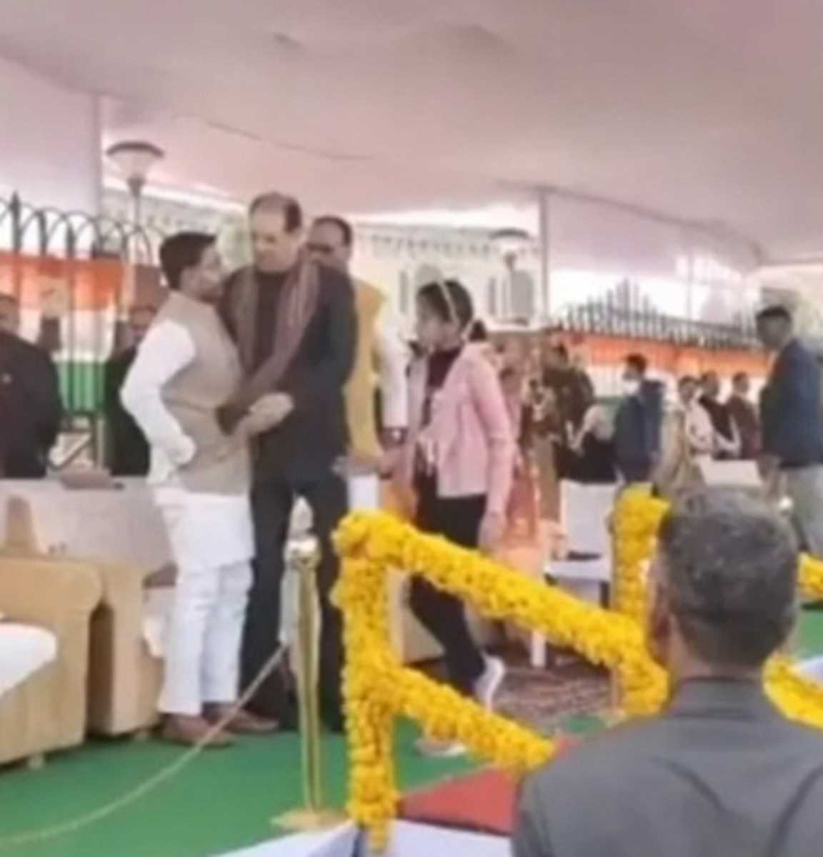 भाजपा काडर के मंत्री दानिश अंसारी की CM योगी के सामने ही मोहसिन रजा ने की बेइज्जती, कार्यकर्ताओं में रोष भाजपा काडर के मंत्री दानिश अंसारी की CM योगी के सामने ही मोहसिन रजा ने की बेइज्जती, कार्यकर्ताओं में रोष