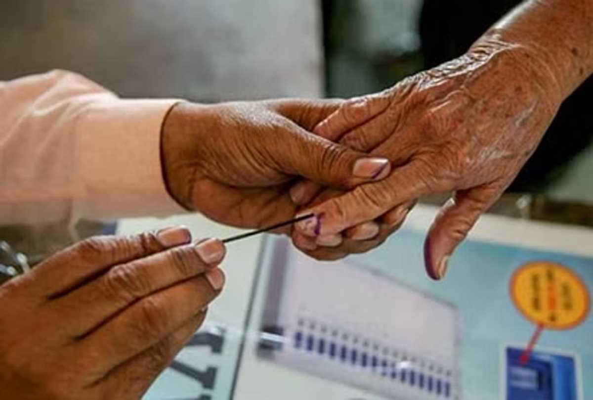 चुनावों की तैयारी में जुटे नेताओं के लिए धार्मिक मठ बने सत्ता के दलाल