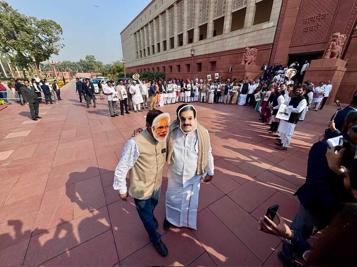 संसद परिसर में मोदी-अडानी का मास्क पहन विपक्ष ने किया प्रदर्शन