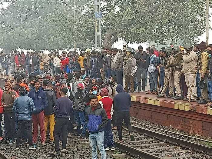 बिहार में रेलवे भर्ती परीक्षा के नतीजों पर कांग्रेस-आरजेडी ने केंद्र को घेरा