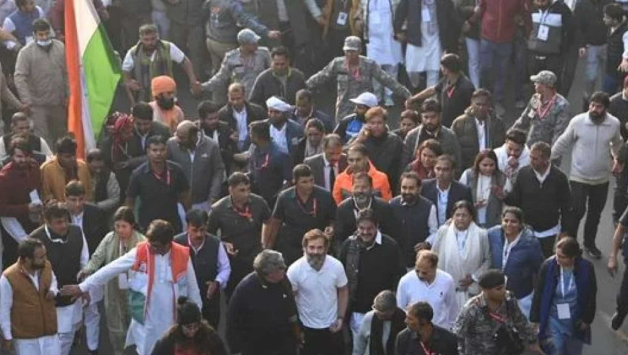 कांग्रेस कार्यकर्ताओं ने भारत जोड़ो यात्रा के बाद दिल्ली लौटे राहुल गांधी का उत्साह और गर्मजोशी के साथ स्वागत किया