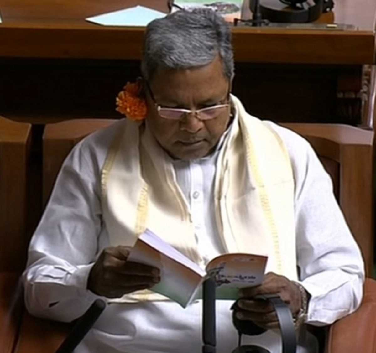 कान के पीछे फूल लेकर बजट सत्र में शामिल हुए कर्नाटक कांग्रेस के नेता कान के पीछे फूल लेकर बजट सत्र में शामिल हुए कर्नाटक कांग्रेस के नेता