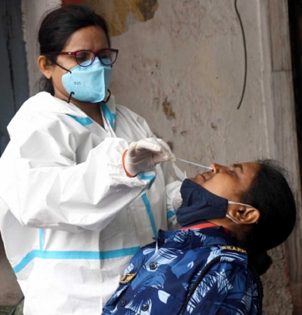 कोरोना के मोर्चे पर राहत, 24 घंटे में देश में आए 3230 केस, 32 की मौत