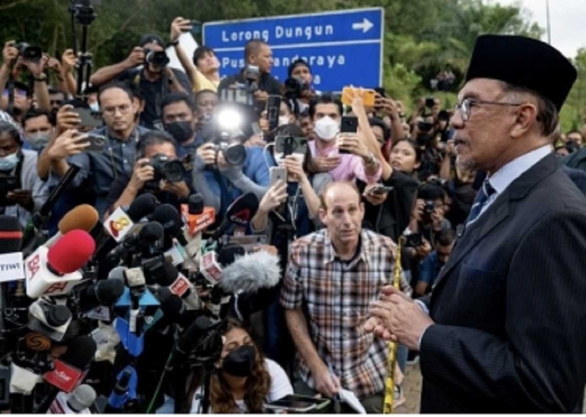 लोगों पर बढ़ती कीमतों का बोझ कम करने के लिए तत्काल कार्रवाई करेंगे नए मलेशियाई पीएम