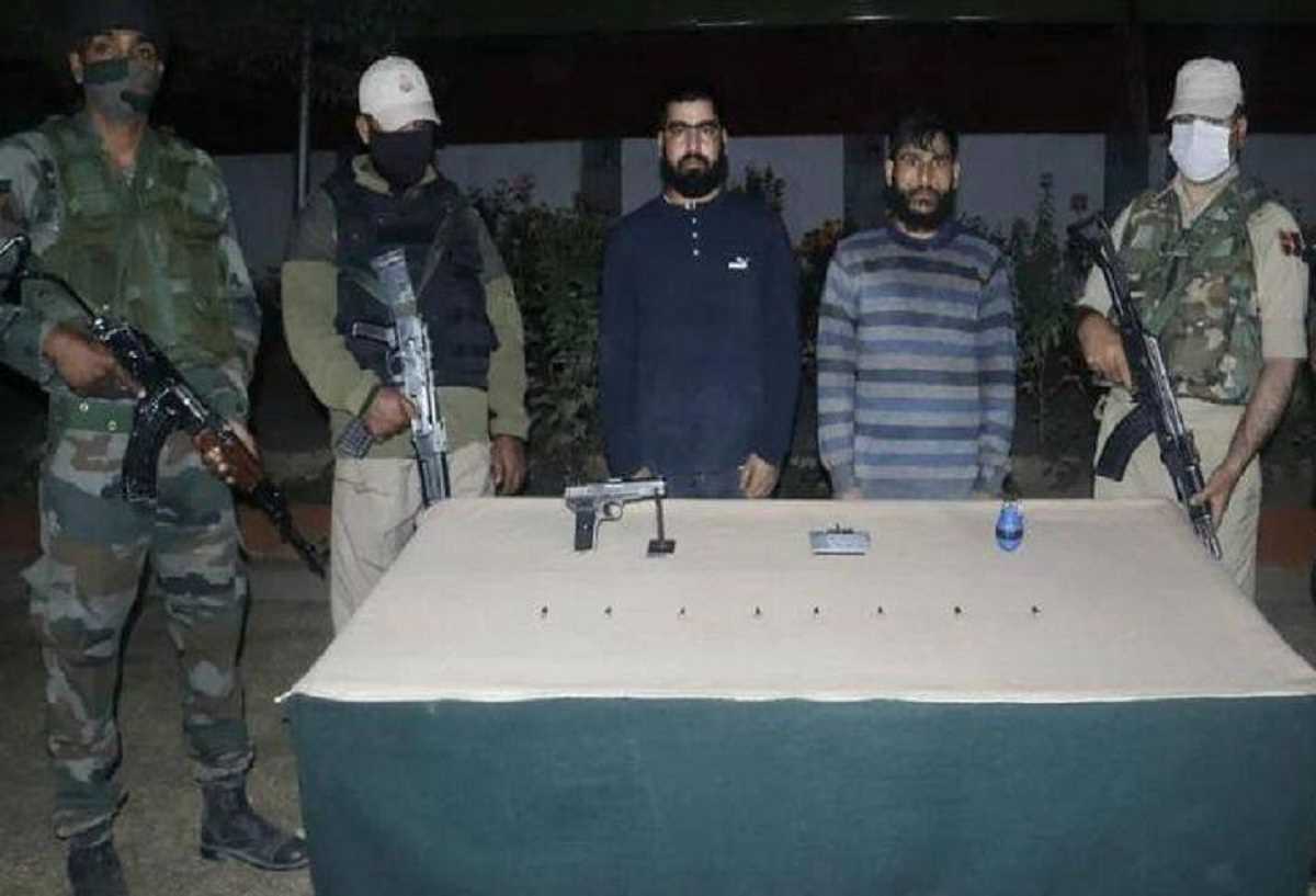 कश्मीर में पुलिस को मिली बड़ी सफलता, लश्कर-ए-तैयबा के दो हाइब्रिड आतंकवादी गिरफ्तार कश्मीर में पुलिस को मिली बड़ी सफलता, लश्कर-ए-तैयबा के दो हाइब्रिड आतंकवादी गिरफ्तार