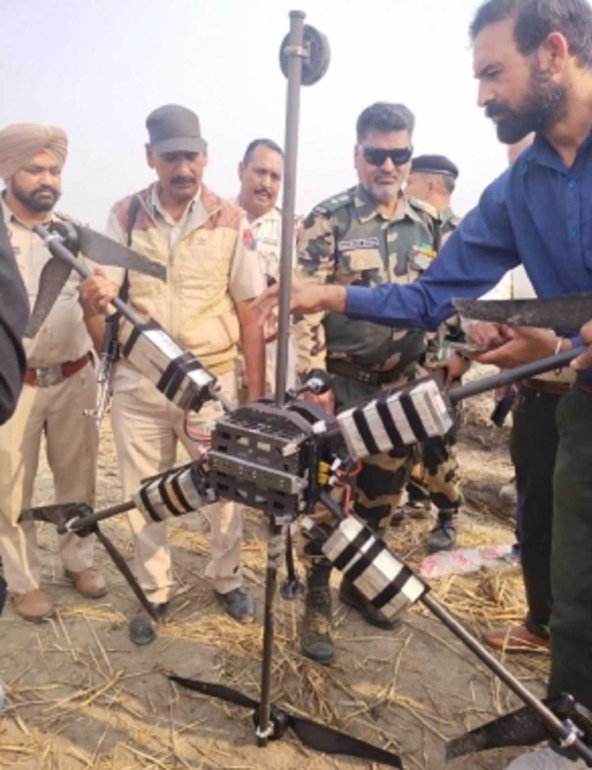 बीएसएफ ने भारतीय सीमा में घुसे पाकिस्तानी ड्रोन को मार गिराया, चप्पे-चप्पे की ली जा रही तलाशी बीएसएफ ने भारतीय सीमा में घुसे पाकिस्तानी ड्रोन को मार गिराया, चप्पे-चप्पे की ली जा रही तलाशी