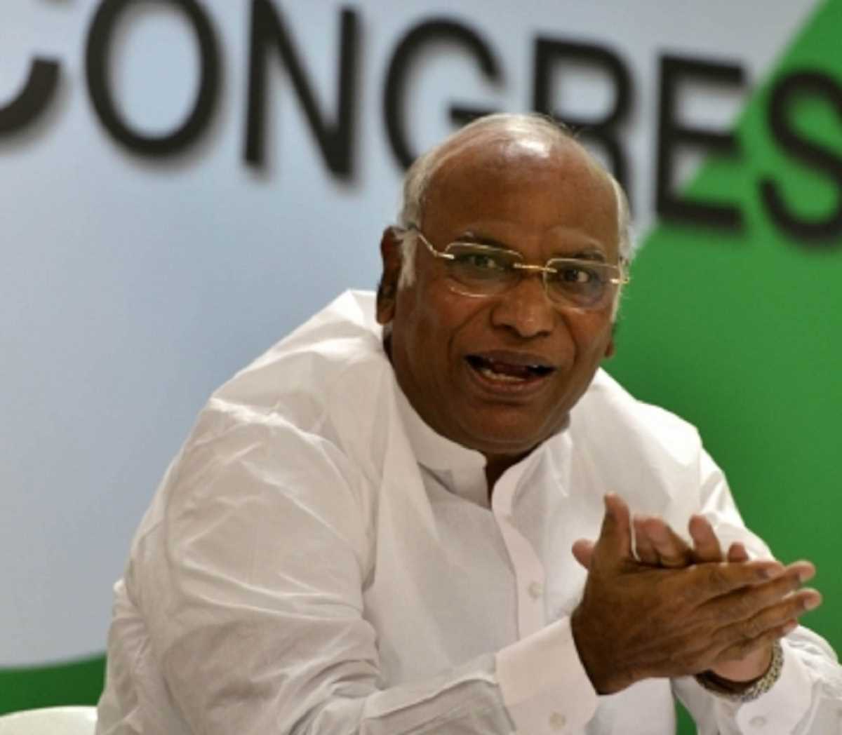 असम-मेघालय सीमा पर हिंसा में 6 लोगों की मौत पर खड़गे का भाजपा पर हमला असम-मेघालय सीमा पर हिंसा में 6 लोगों की मौत पर खड़गे का भाजपा पर हमला