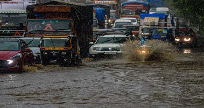 मुंबई में बारिश ने फिर पकड़ी रफ्तार, बस-ट्रेन सेवाएं प्रभावित