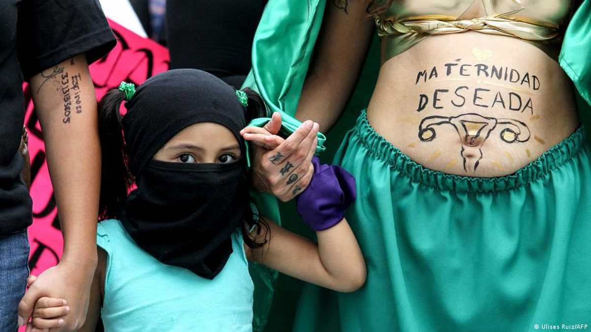 गर्भपात के लिए जेल में डाल दी गई महिलाओं को छुड़ाने का संघर्ष