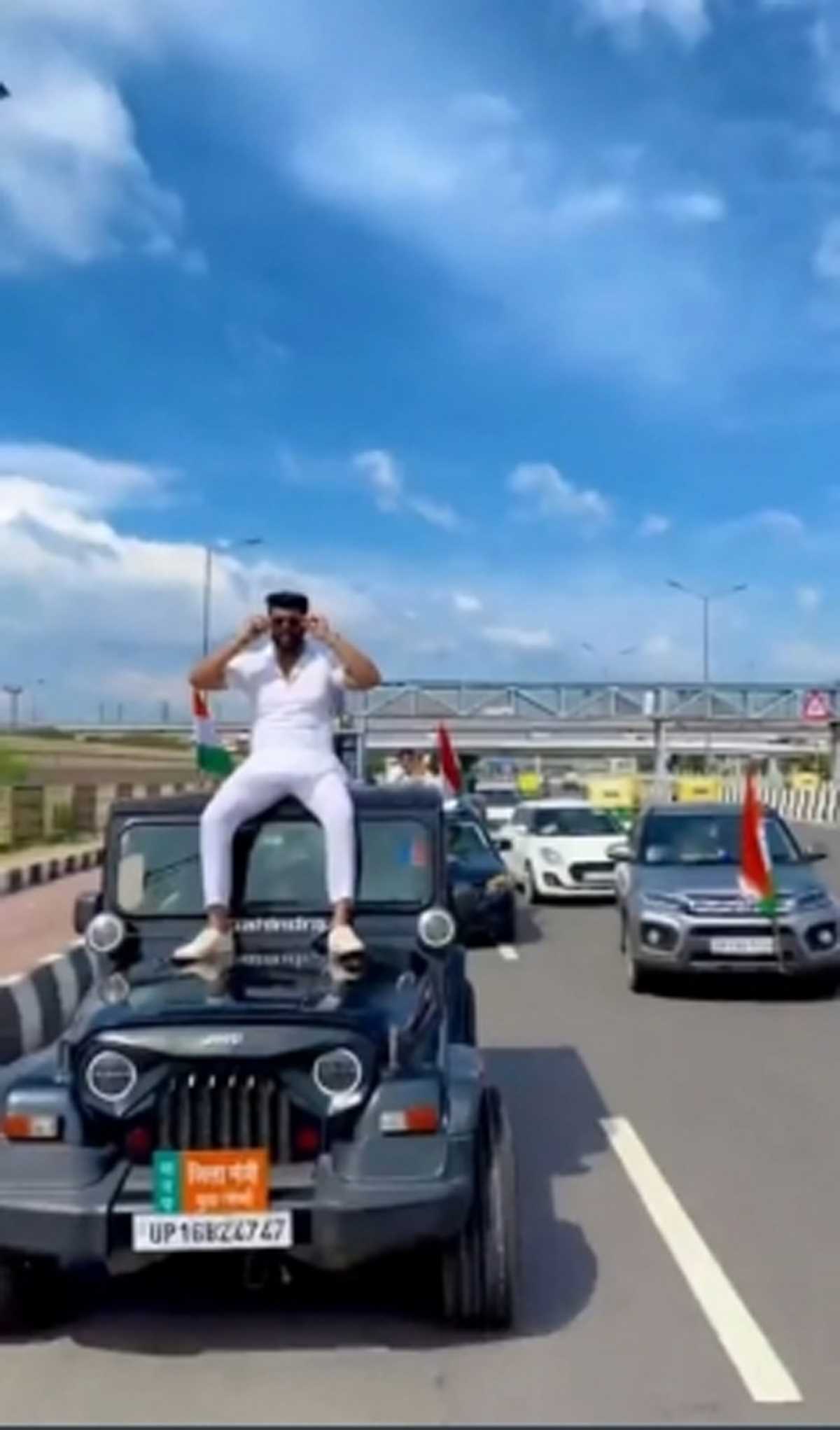 गाड़ी पर स्टंट करते हुए युवक का वीडियो वायरल, युवा मोर्चा, जिला मंत्री का लगा है नंबर प्लेट