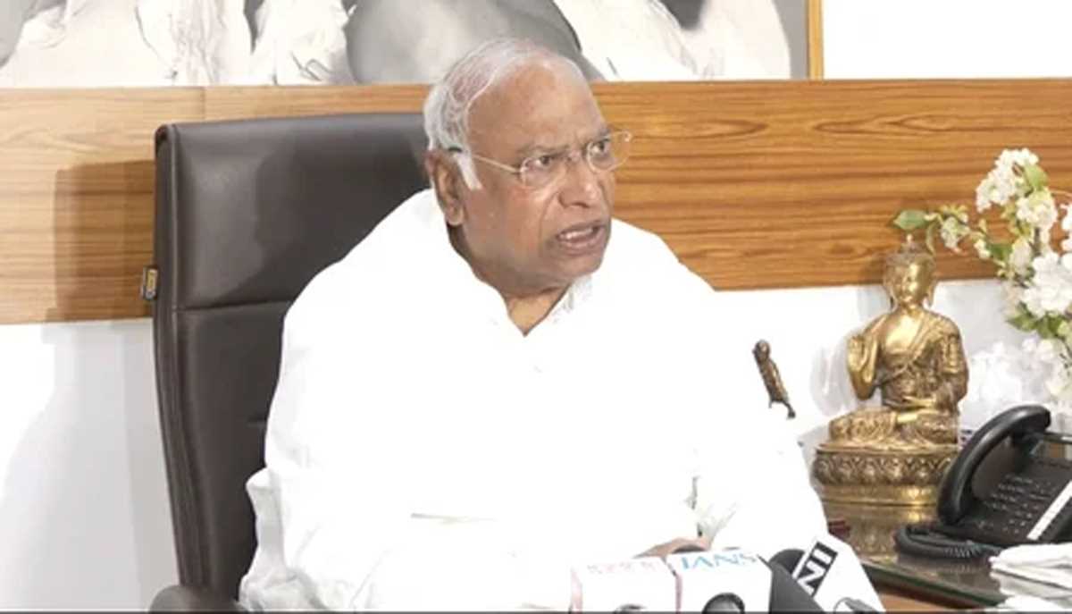 सर्वदलीय बैठक में खड़गे ने उठाए सवाल, बोले- इसमें प्रधानमंत्री की मौजूदगी जरूरी थी सर्वदलीय बैठक में खड़गे ने उठाए सवाल, बोले- इसमें प्रधानमंत्री की मौजूदगी जरूरी थी