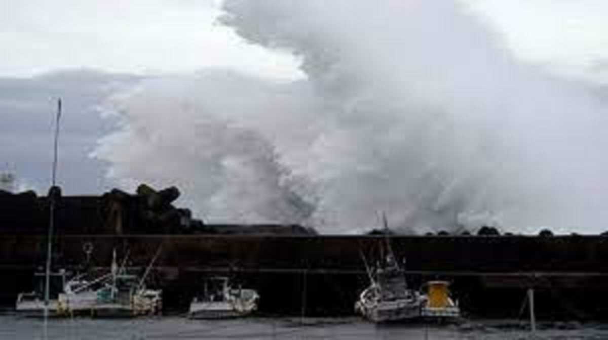 जापान में तूफ़ान ख़ानून की चपेट में आने से 14 लोग घायल