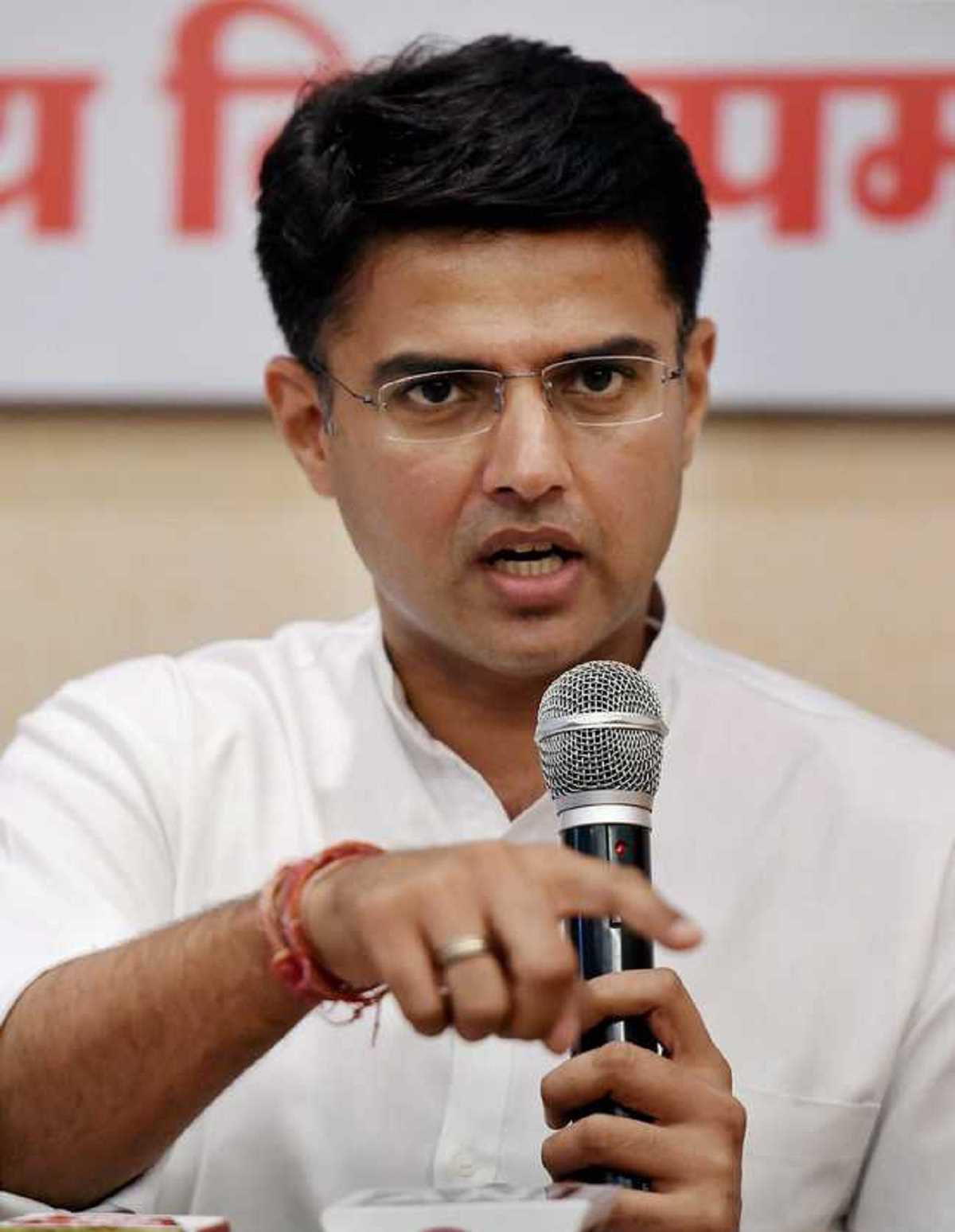 पायलट दिल्ली हवाई अड्डे पहुंचे, अलाकमान से हो सकती है मुलाकात