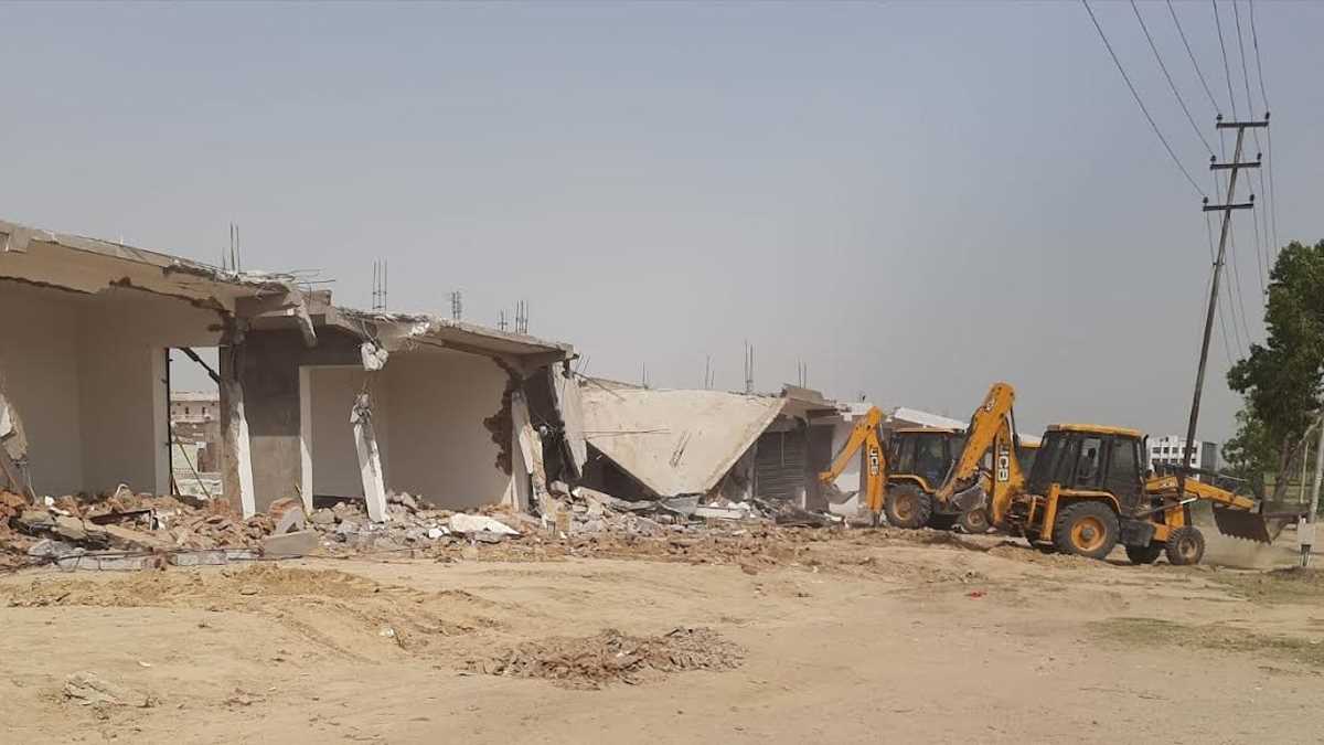 सूरजपुर में चला ग्रेनो प्राधिकरण का बुलडोजर, 26 अवैध दुकानें ध्वस्त