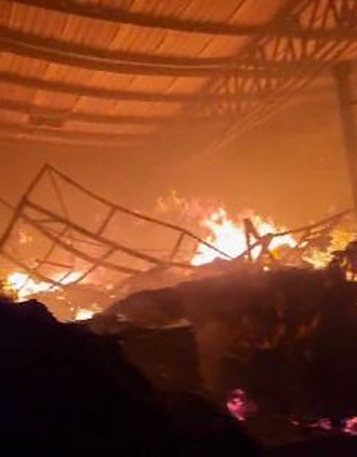 दिल्ली में भीषण आग के बाद गोदाम का एक हिस्सा ढहा