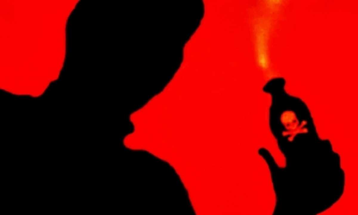 यूपी : थप्पड़ मारने पर महिला ने पति पर मिर्च पाउडर मिलाकर फेका तेजाब यूपी : थप्पड़ मारने पर महिला ने पति पर मिर्च पाउडर मिलाकर फेका तेजाब