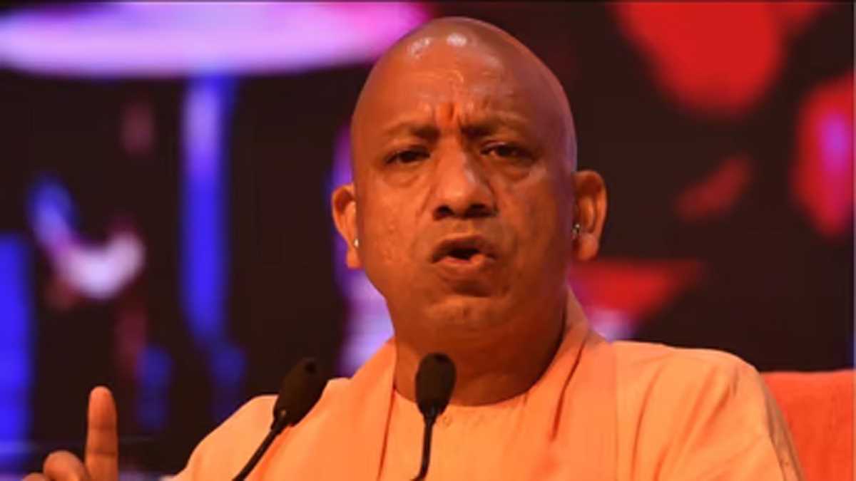 पुलिस को दौड़ाने वाले आज खुद पुलिस से बचकर भाग रहे : योगी