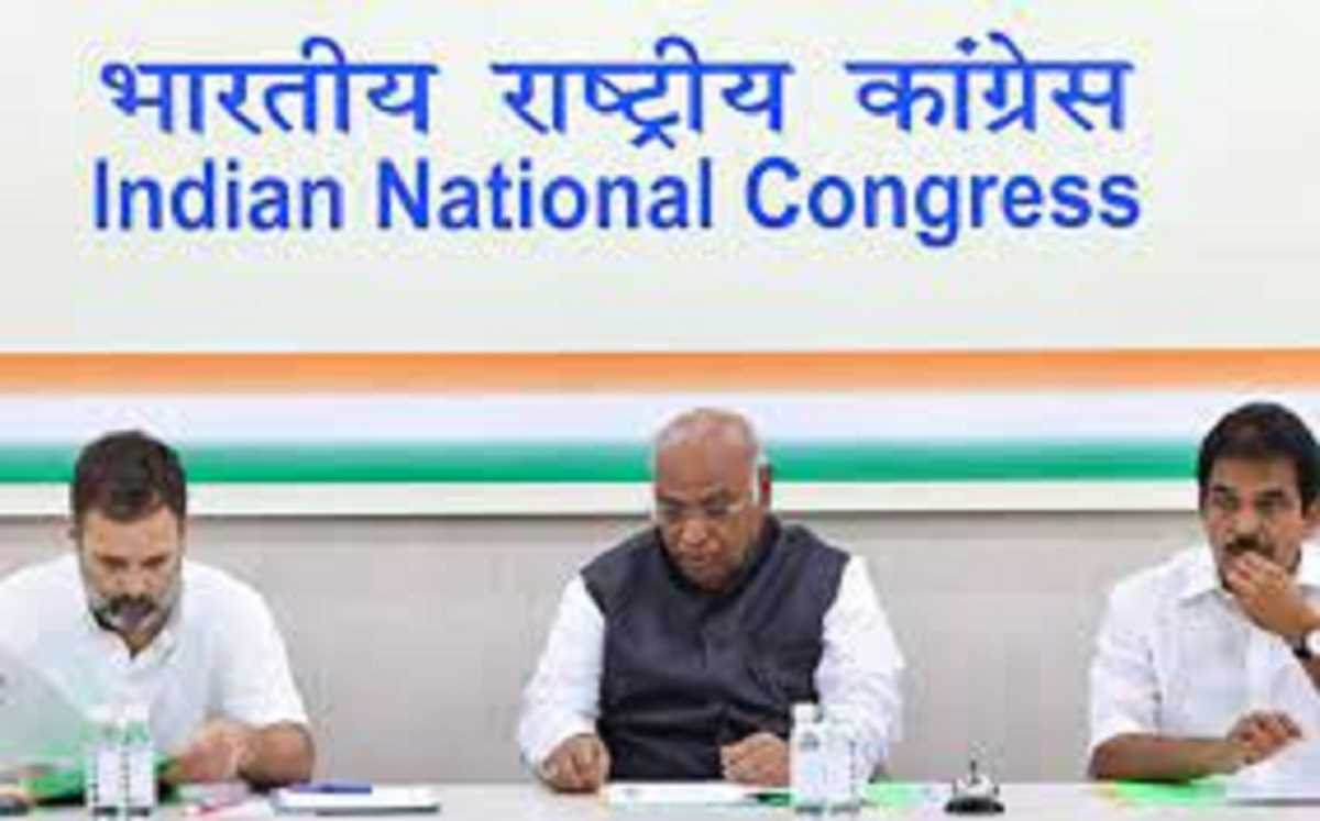 कांग्रेस में बड़ा फेरदबल, यूपी का अध्यक्ष बदला, रणदीप सुरजेवाला और मुकुल वासनिक को नई जिम्मेदारी