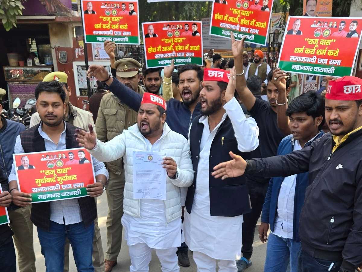 मुलायम पर टिप्पणी को लेकर सपा कार्यकर्ताओं ने किया प्रदर्शन