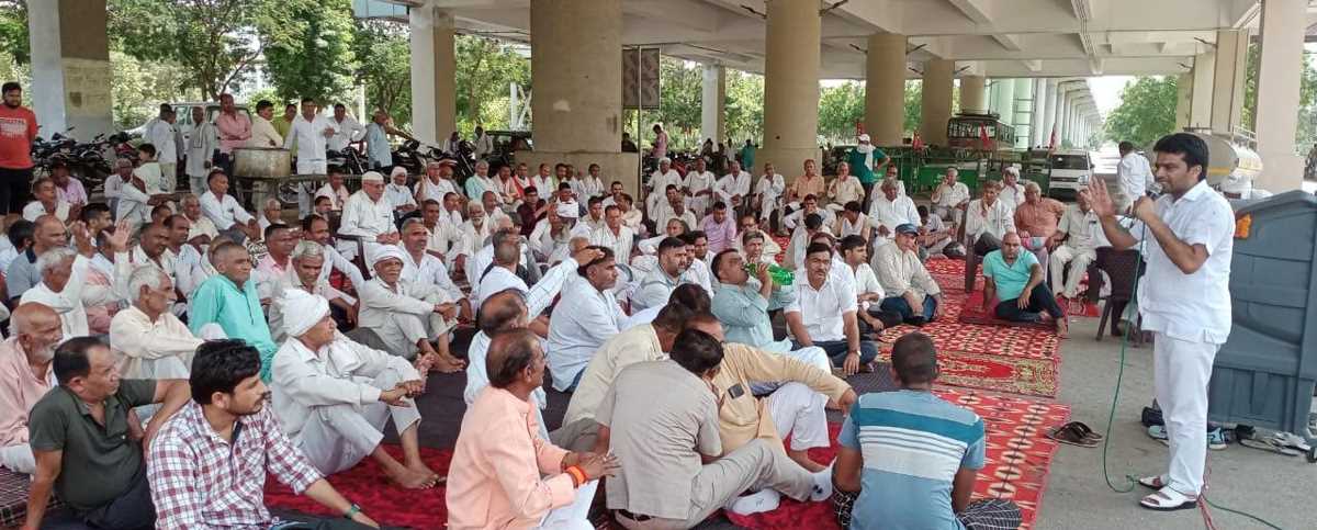 अधिकारियों की अनुभवहीनता से लंबा खिंच रहा किसानों का आंदोलन