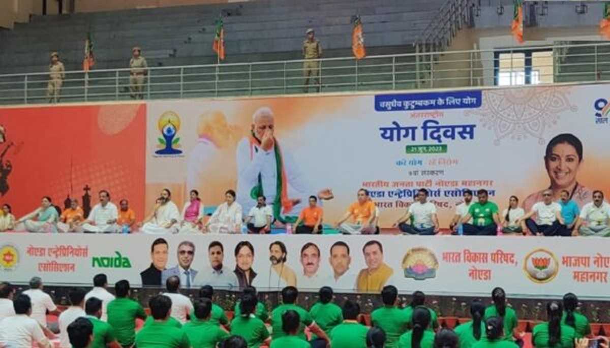 नोएडा स्टेडियम में हुआ अंतरराष्ट्रीय योग दिवस का आयोजन; सांसद, प्रभारी मंत्री रहे मौजूद