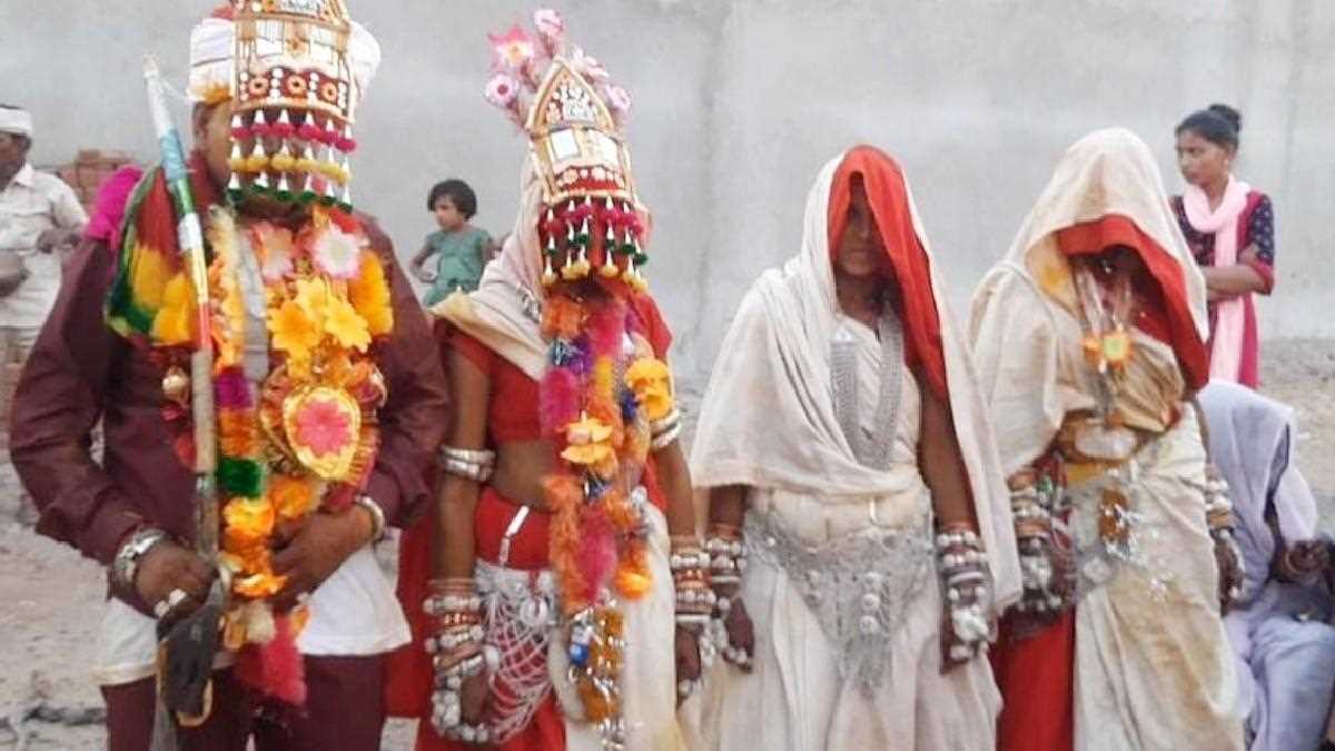 15 साल तक साथ रहने के बाद तीन महिलाओं से एक ही मंडप में की शादी 15 साल तक साथ रहने के बाद तीन महिलाओं से एक ही मंडप में की शादी