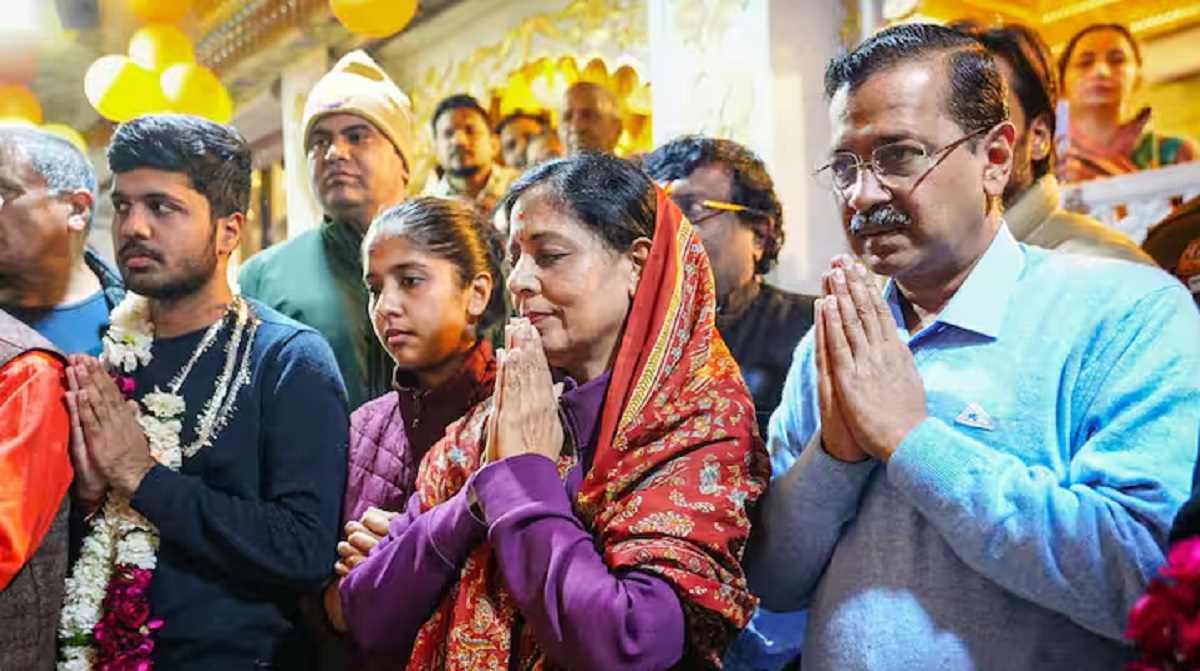 दिल्ली चुनाव : मतदान से पहले अरविंद केजरीवाल परिवार के साथ पहुंचे हनुमान मंदिर