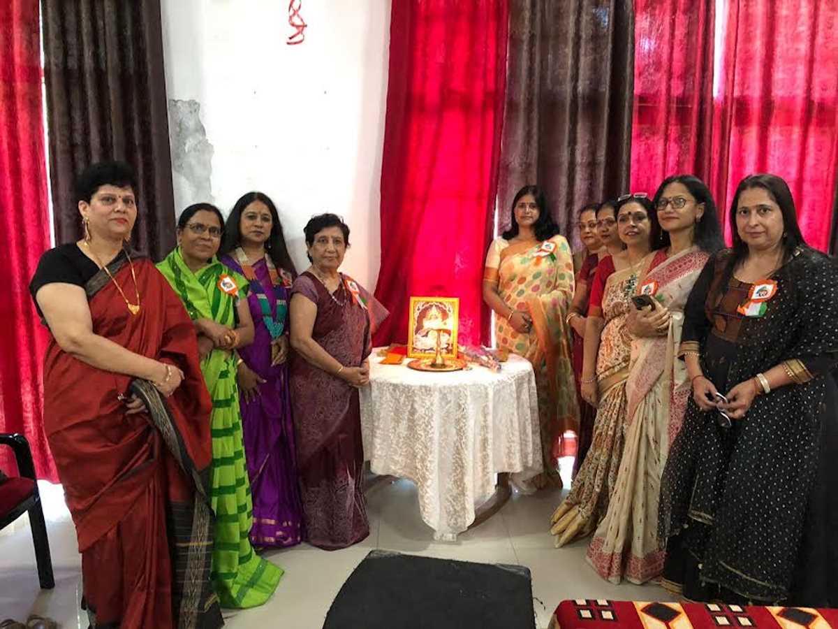 कवयित्रियों ने शानदार काव्य पाठ कर प्रेम व भाईचारे का दिया संदेश