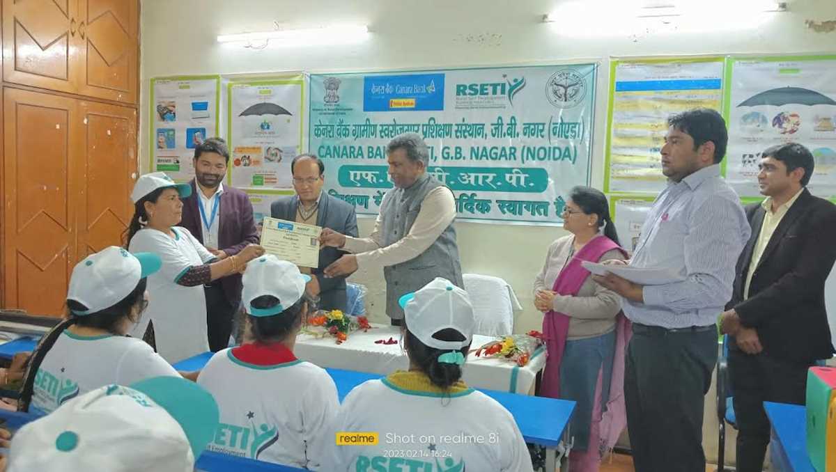 मुख्य विकास अधिकारी ने वित्तीय साक्षरता टूल-किट और प्रमाण-पत्र किया वितरित