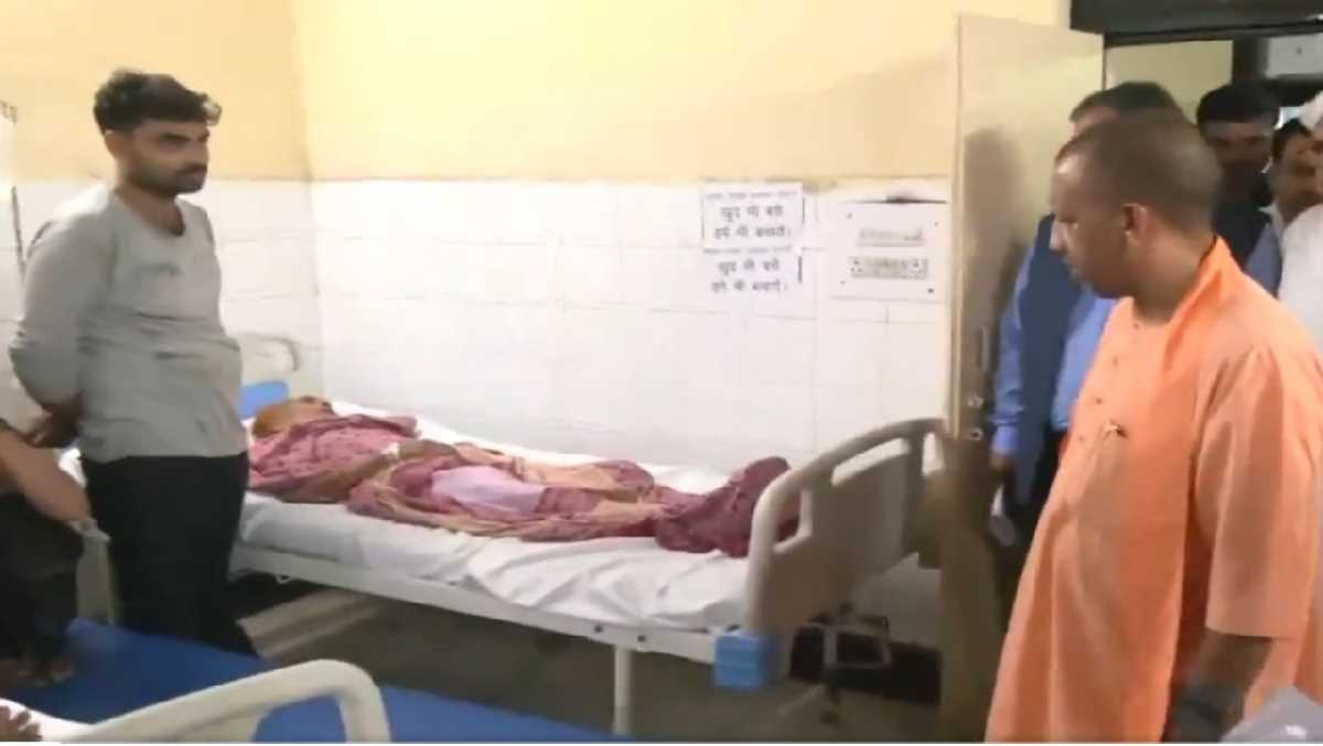 सीएम योगी पहुंचे हाथरस, जिला अस्पताल में घायलों से की मुलाकात
