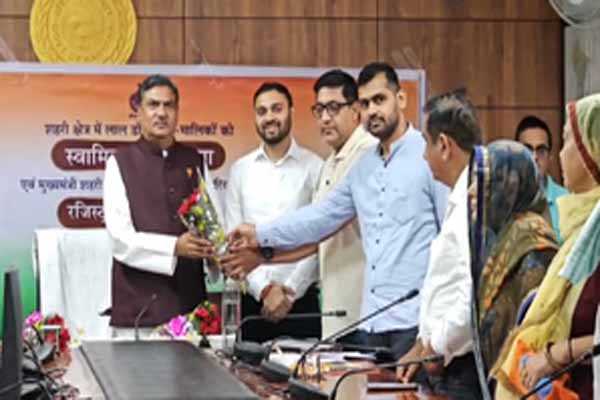 हरियाणा : स्वामित्व योजना के लाभार्थियों को प्रदान किए गए प्रमाण पत्र व कन्वेंस डीड