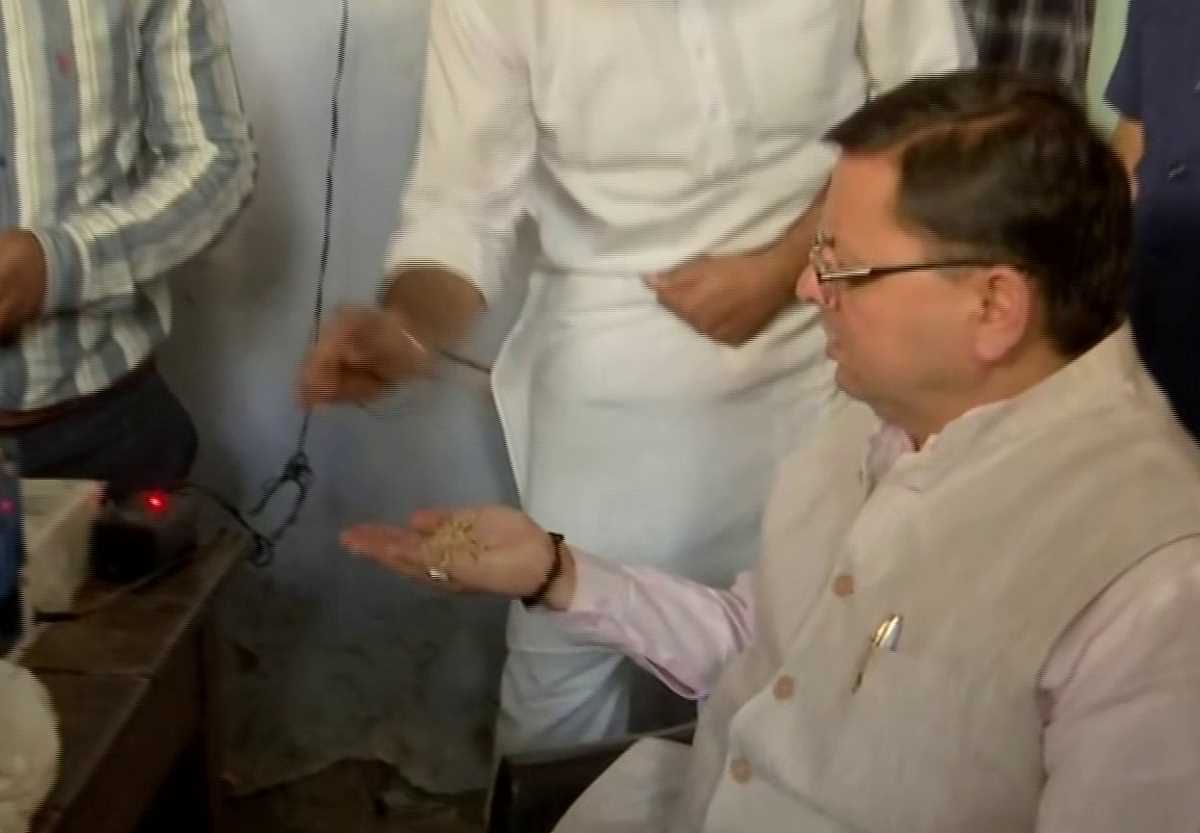 पुष्कर धामी ने खटीमा मंडी में किया औचक निरीक्षण, अधिकारीयों को दिया कड़ा निर्देश पुष्कर धामी ने खटीमा मंडी में किया औचक निरीक्षण, अधिकारीयों को दिया कड़ा निर्देश