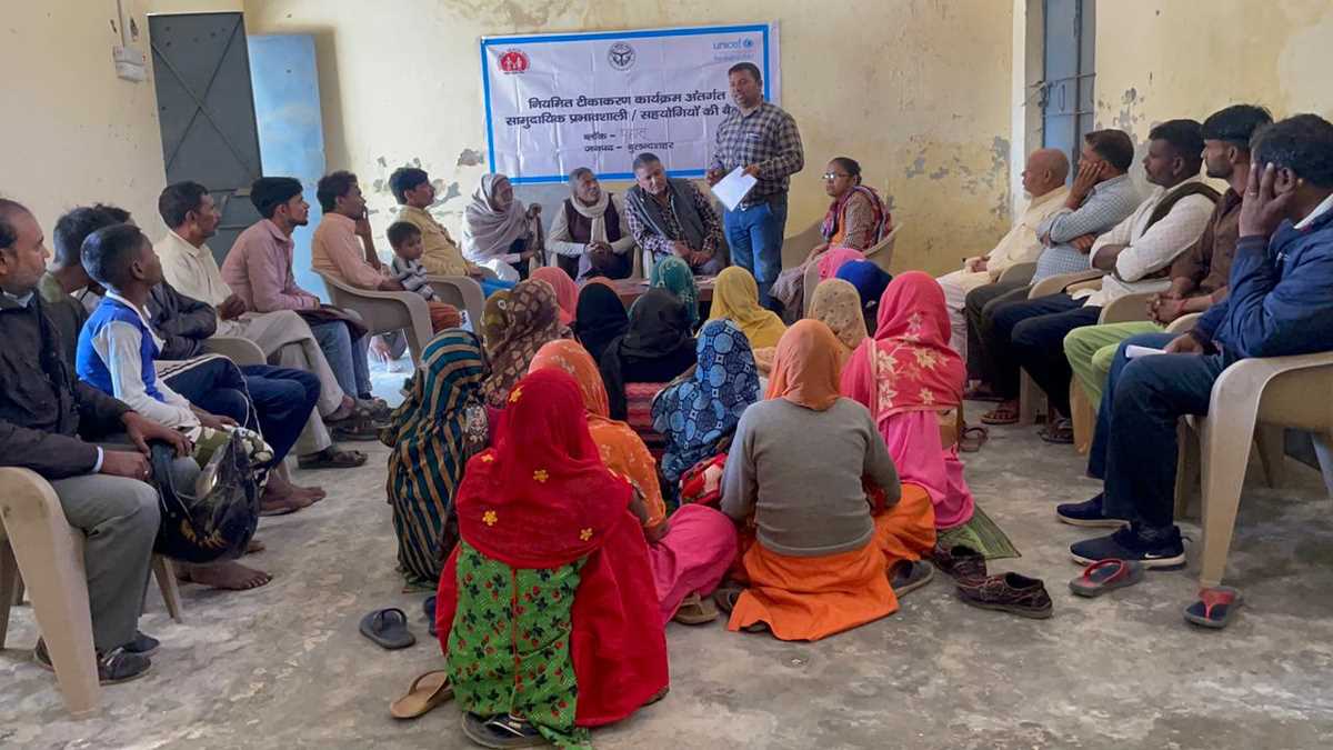 गंगागढ़ में ग्रामीणों को नियमित टीकाकरण के प्रति किया जागरूक