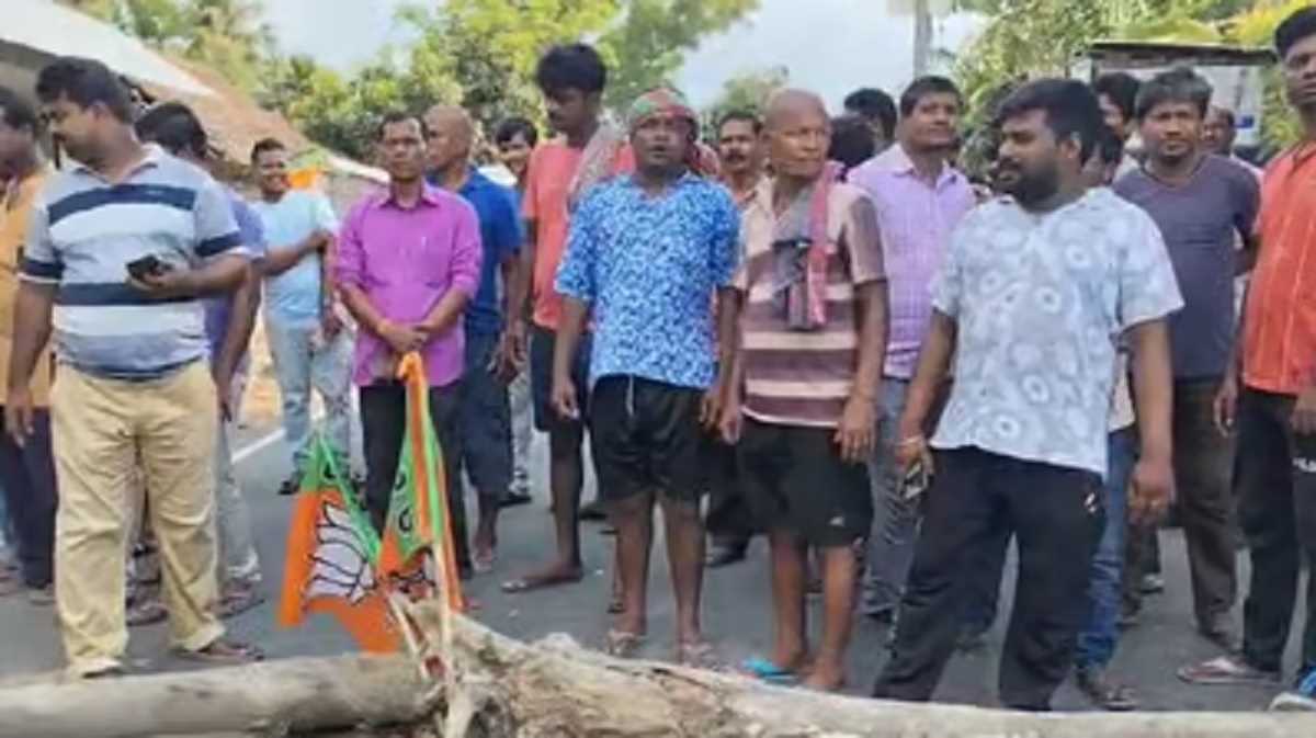 बंगाल के विष्णुपुर में मतगणना केंद्र के बाहर भिड़े तृणमूल और भाजपा के समर्थक