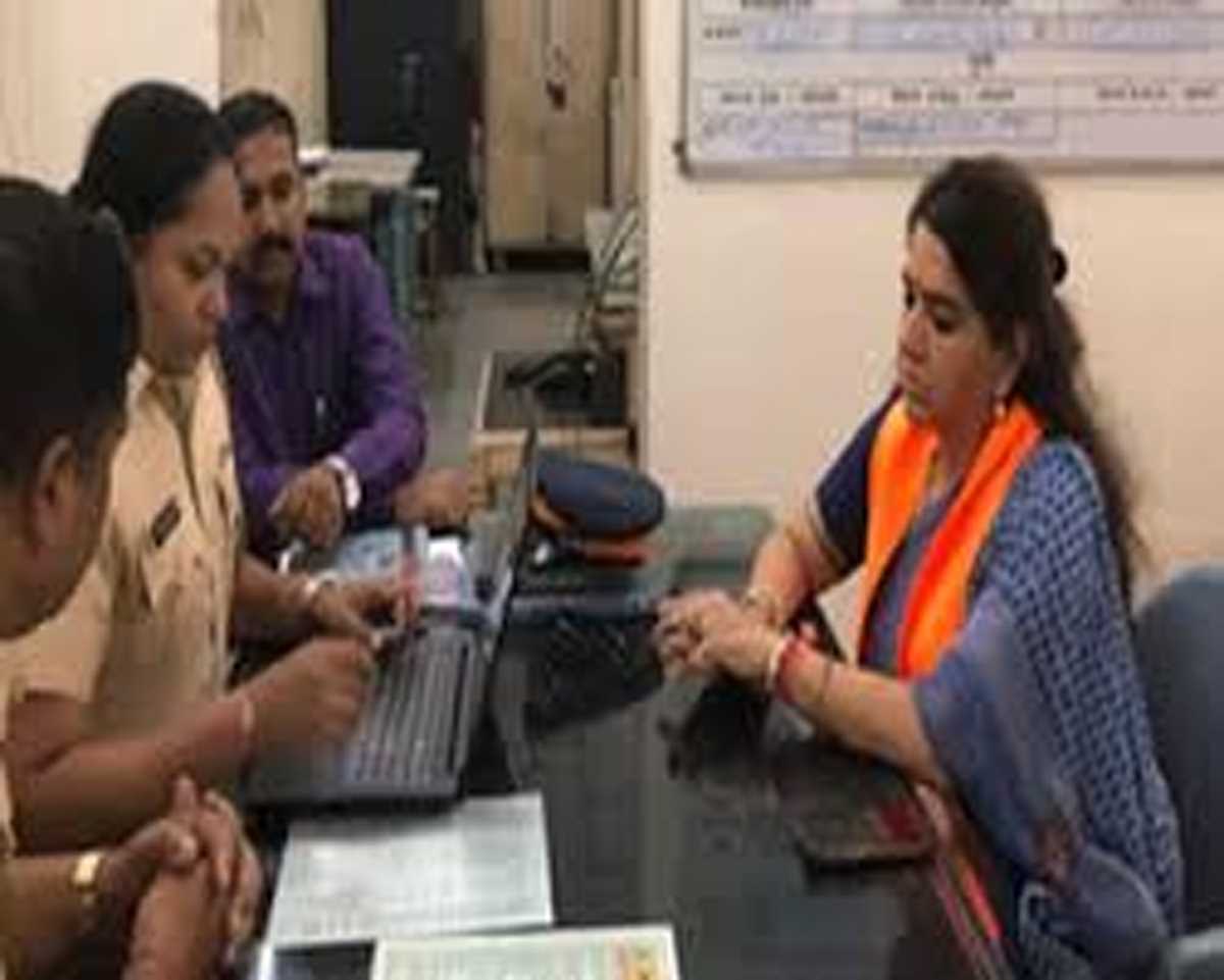 शाइना एनसी ने अरविंद सांवत के खिलाफ दर्ज कराया केस