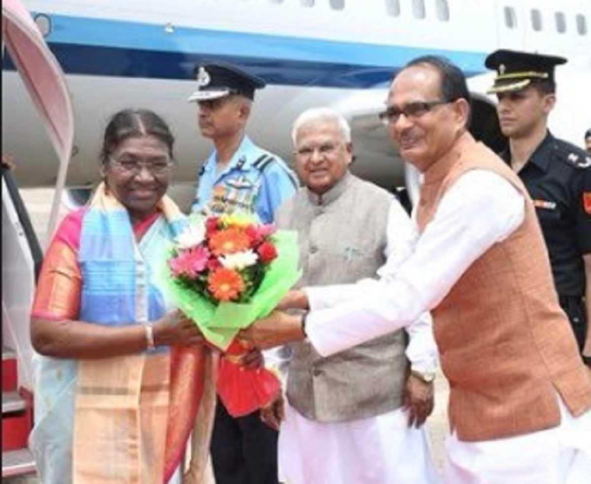 राष्ट्रपति द्रौपदी के ग्वालियर पहुंचने पर राज्यपाल और मुख्यमंत्री ने की अगवानी राष्ट्रपति द्रौपदी के ग्वालियर पहुंचने पर राज्यपाल और मुख्यमंत्री ने की अगवानी
